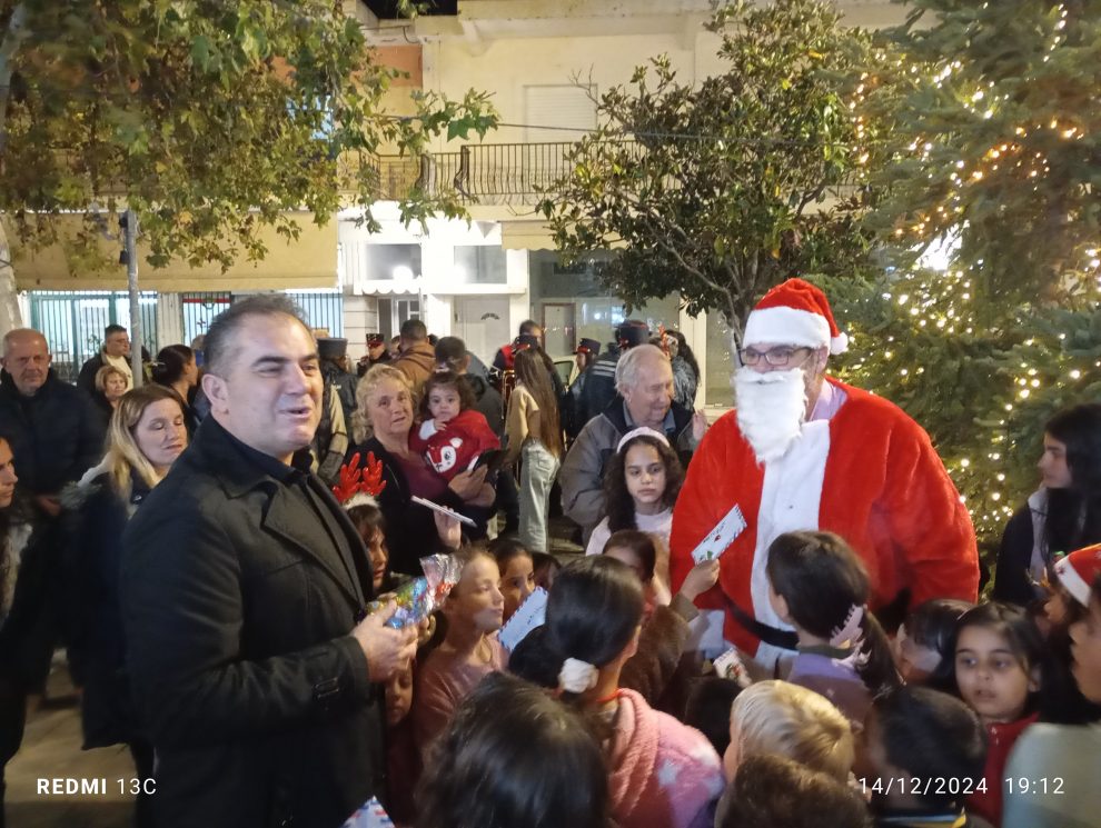 Φωταγωγήθηκε το Χριστουγεννιάτικο δέντρο στην κοινότητα Άριος