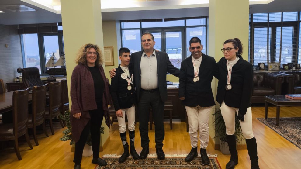 Special Olympics Hellas: Επίσκεψη στο δήμαρχο Καλαμάτας οι πρωταθλητές ιππασίας