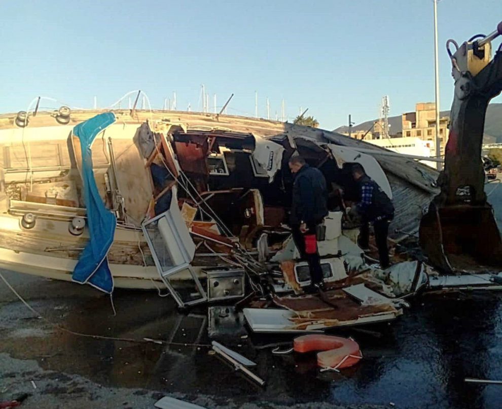 Απομάκρυνση κατασχεμένου  σκάφους από το λιμάνι της Καλαμάτας