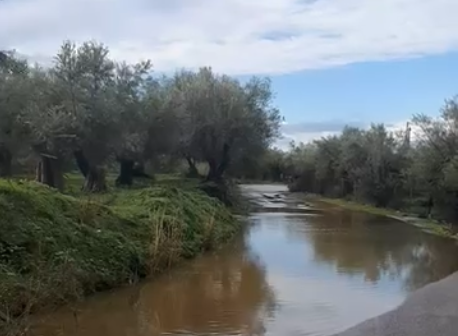 Επικίνδυνος ο δρόμος Ελαίας – Καρυών από τα νερά ρεμάτων