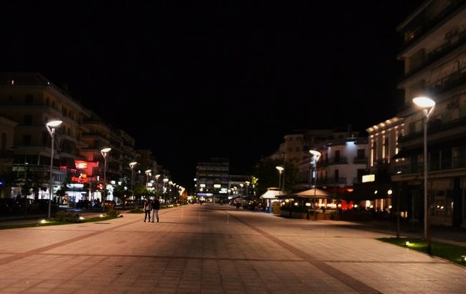 Έρημη πόλη, δύο εκδηλώσεις κι ένα δένδρο