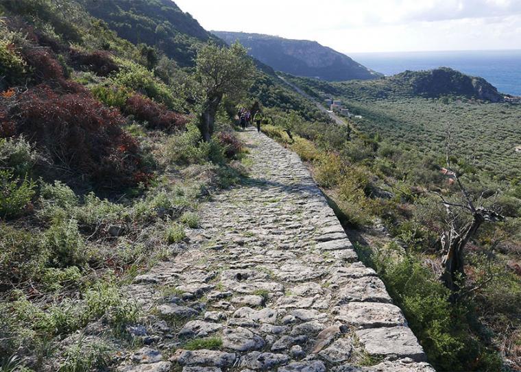 Στο Εθνικό Δίκτυο Μονοπατιών  22 μονοπάτια της Δυτικής Μάνης