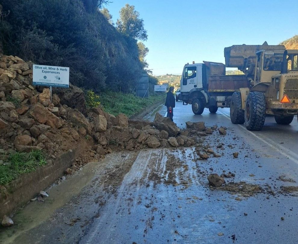 Κατολίσθηση στον επαρχιακό  δρόμο πριν από τη Φοινικούντα